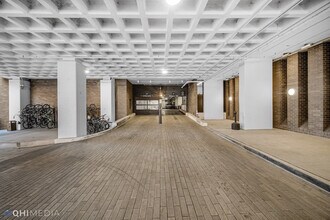 6033 N Sheridan Rd in Chicago, IL - Building Photo - Building Photo