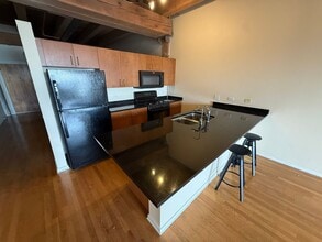 333 S Desplaines St in Chicago, IL - Building Photo - Building Photo