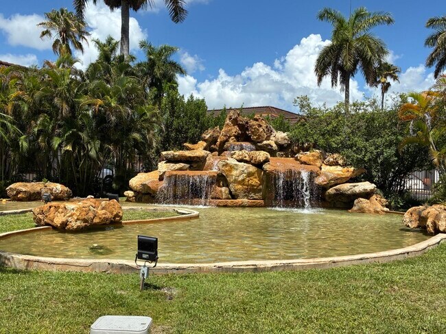 9302 SW 77th Ave in Miami, FL - Foto de edificio - Building Photo