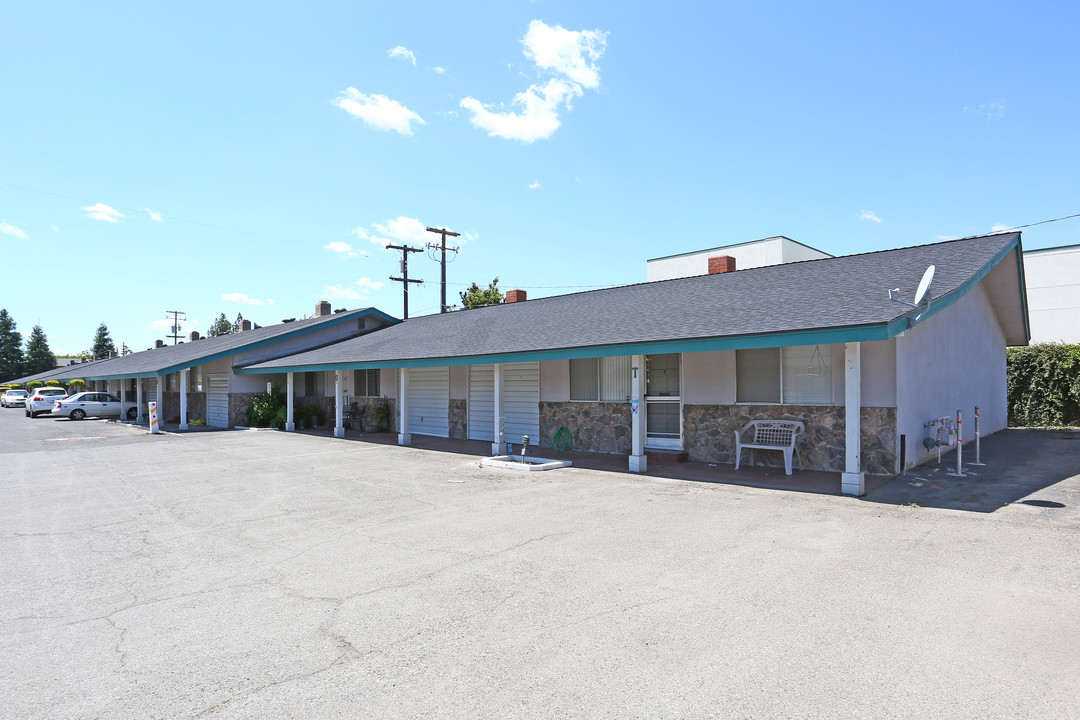 2535 Jensen Ave in Sanger, CA - Building Photo