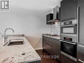 180 University Ave in Toronto, ON - Building Photo - Building Photo