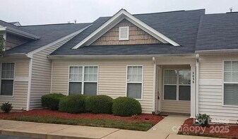 2039 Shady Pond Dr in Clover, SC - Building Photo