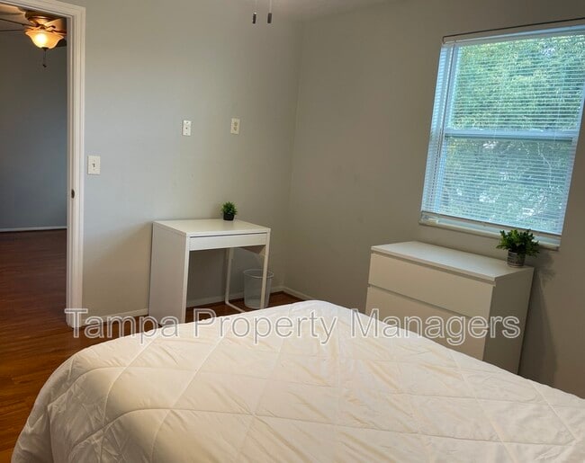 9015 Westchester Cir in Tampa, FL - Building Photo - Building Photo