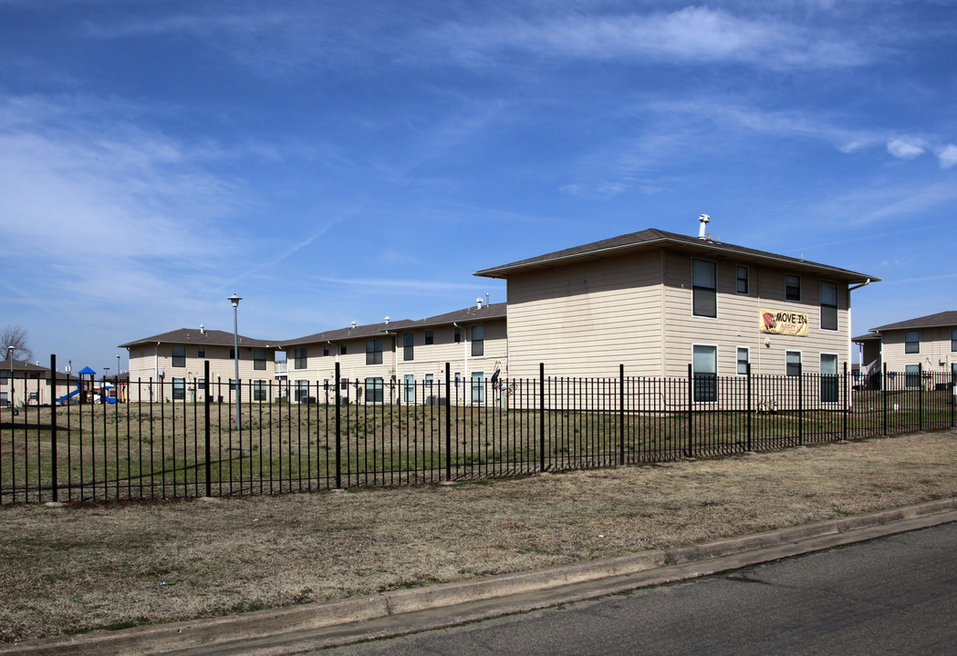 Whispering Pines in Muskogee, OK - Foto de edificio