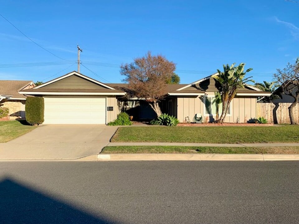 990 Jay Ave in Camarillo, CA - Building Photo
