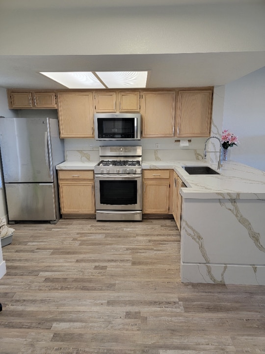 8070 W Russell Rd in Las Vegas, NV - Building Photo