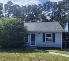 117 Pine Crest Dr in Jacksonville, NC - Building Photo