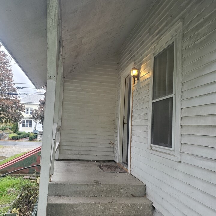 9 Mechanic St, Unit B in North Bennington, VT - Building Photo
