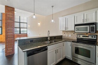 526 Plum St in Syracuse, NY - Building Photo - Building Photo