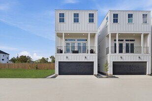 7706 Earl Rudder Wy in Houston, TX - Building Photo