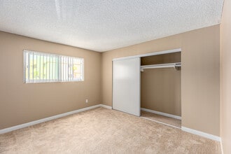 Royal Village Apartments in San Diego, CA - Building Photo - Interior Photo