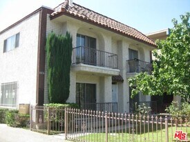 10836 Camarillo St in Los Angeles, CA - Building Photo