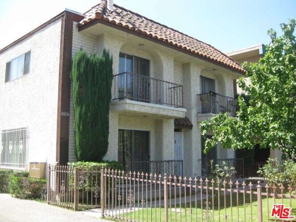 10836 Camarillo St in Los Angeles, CA - Building Photo