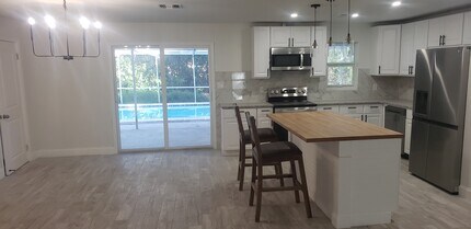 2431 Welch St in Ft. Myers, FL - Building Photo - Building Photo