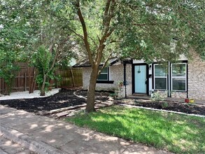 3201 Mossrock Dr in Austin, TX - Building Photo - Building Photo