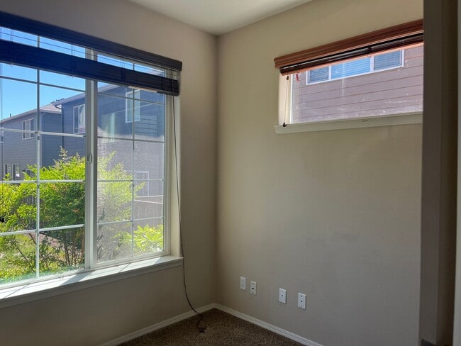 473 NE 61st Pl in Hillsboro, OR - Building Photo - Building Photo