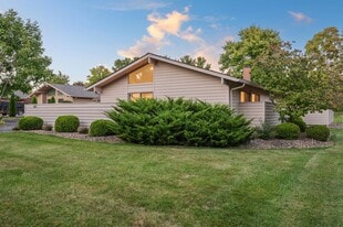 875 Brandon Cir in Aurora, OH - Building Photo