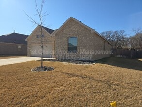 213 Post Oak St in Azle, TX - Foto de edificio - Building Photo