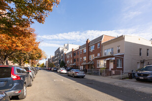 31-21 37th St in Astoria, NY - Foto de edificio - Building Photo