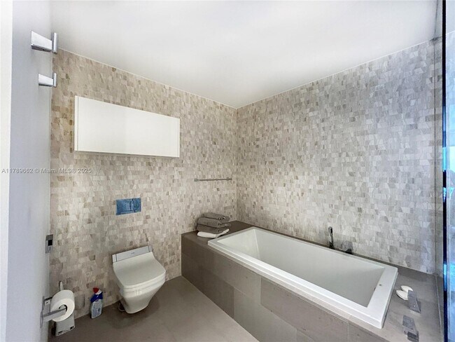 68 SE 6th St, Unit 1903 in Miami, FL - Building Photo - Building Photo