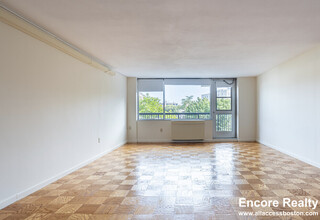 82 Monmouth St, Unit #101-906 in Brookline, MA - Foto de edificio - Building Photo