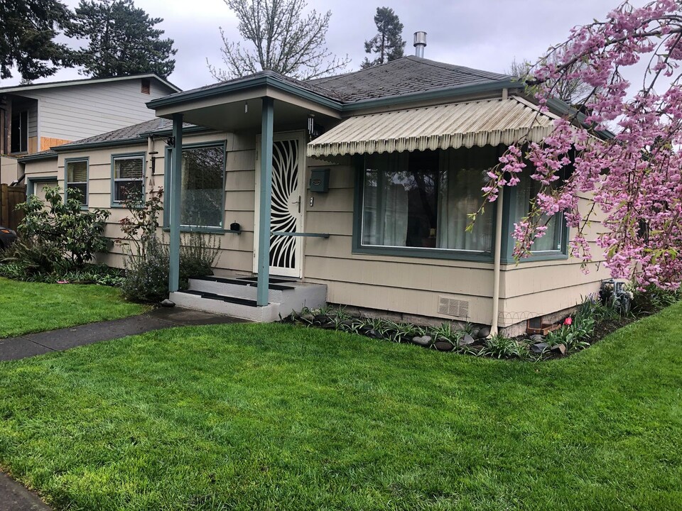 890 W 12th Ave in Eugene, OR - Building Photo