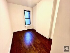 E 88 St, Unit 2D in New York, NY - Building Photo - Building Photo