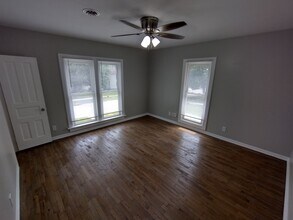 37 Gates St, Unit B in Crystal Lake, IL - Foto de edificio - Building Photo