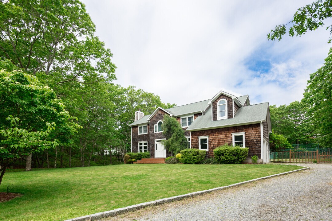 1 Mountain Laurel Ln in Southampton, NY - Building Photo