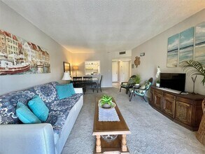 259 S Cypress Rd, Unit 536 in Pompano Beach, FL - Foto de edificio - Building Photo