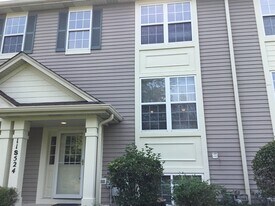 11S524 Rachael Ct in Willowbrook, IL - Building Photo