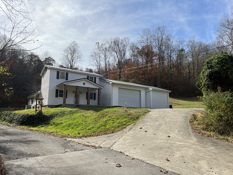 120 Barber Br in Paintsville, KY - Foto de edificio