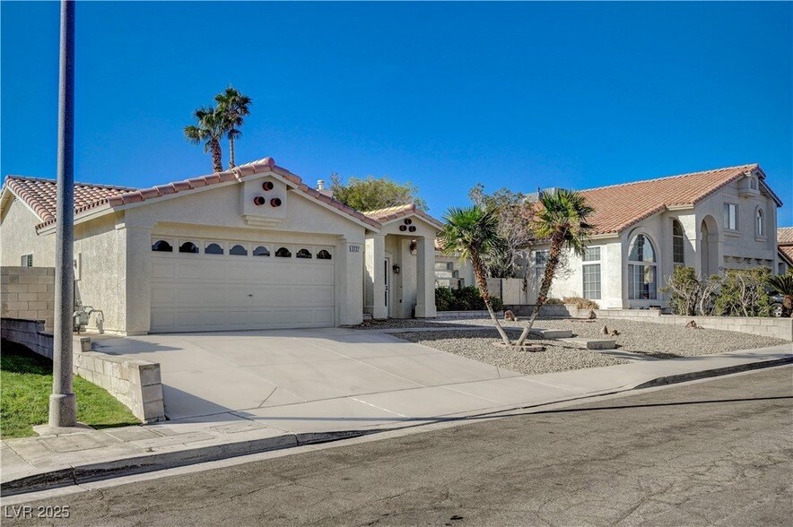2727 Coventry Green Ave in Henderson, NV - Building Photo