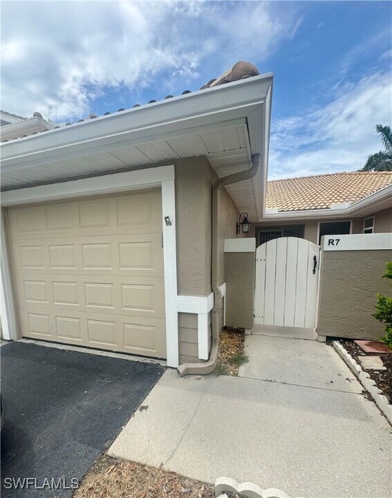 351 Emerald Bay Cir in Naples, FL - Building Photo