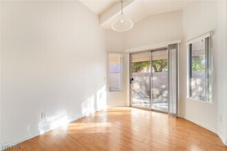 11000 Vallerosa St in Las Vegas, NV - Building Photo - Building Photo