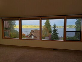 8876 Utah St NE in Bremerton, WA - Building Photo