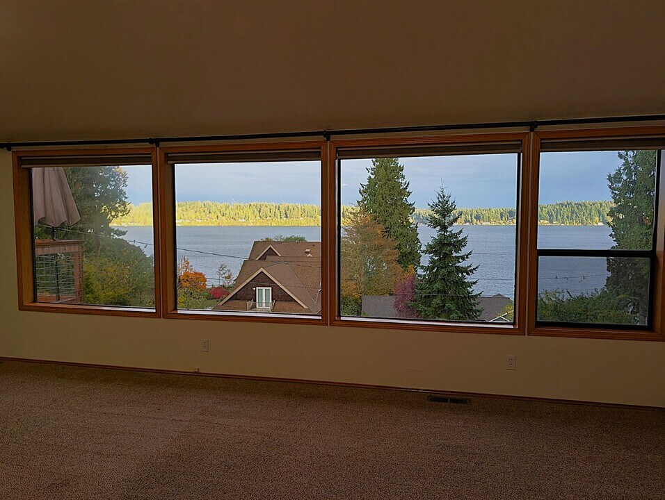 8876 Utah St NE in Bremerton, WA - Building Photo