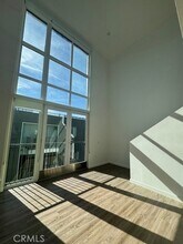5750 Hollywood Blvd, Unit 737 in Los Angeles, CA - Building Photo - Building Photo
