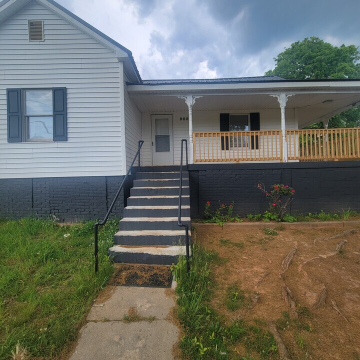 989 Harris St in Eden, NC - Building Photo