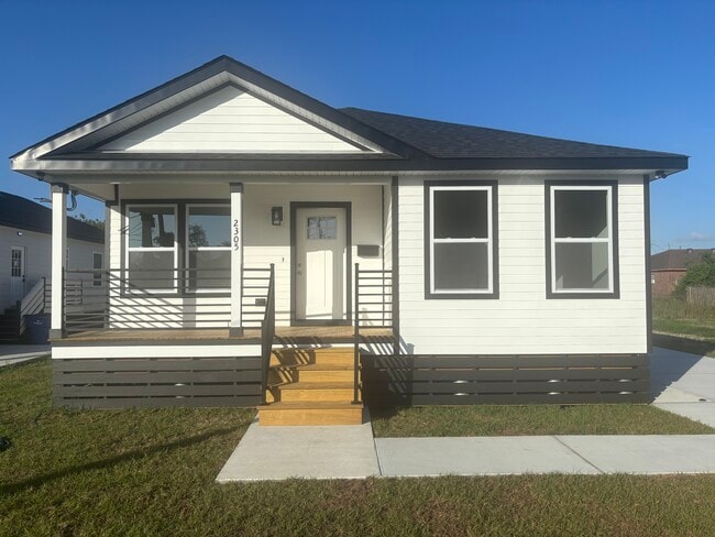 property at 2305 Weyer St