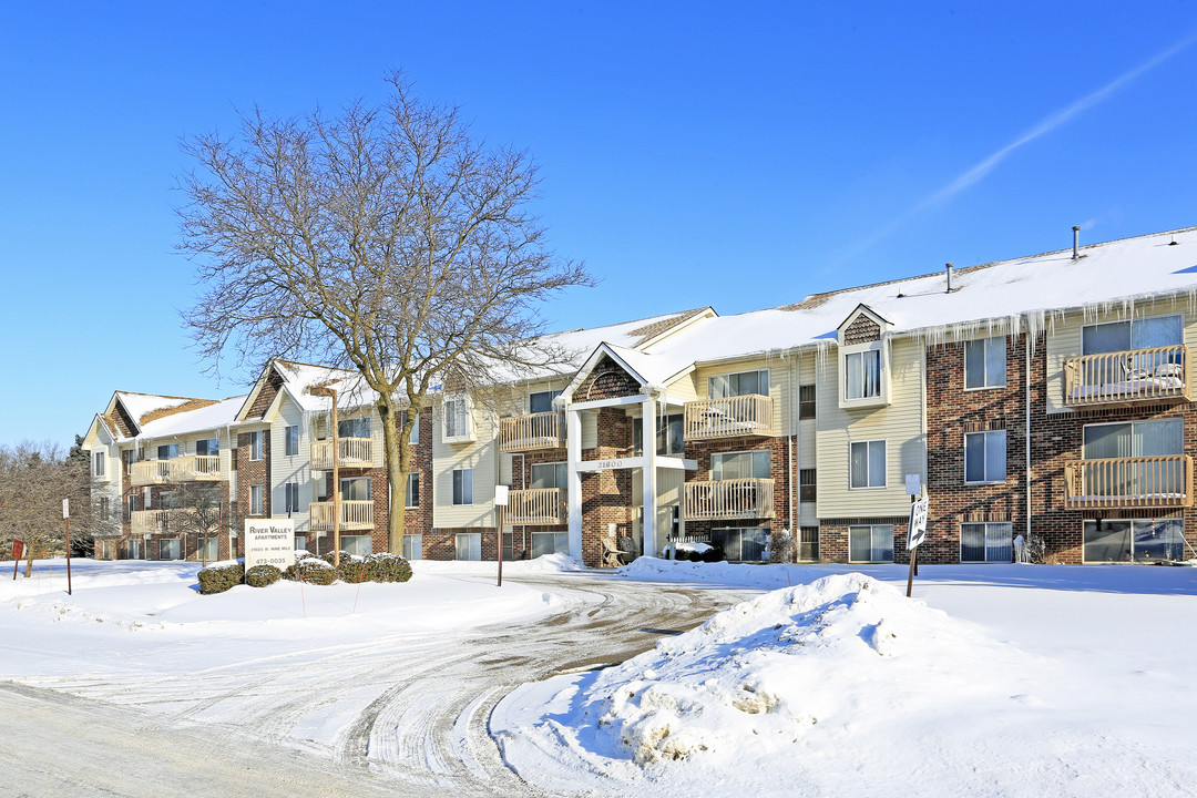 River Valley in Farmington, MI - Building Photo