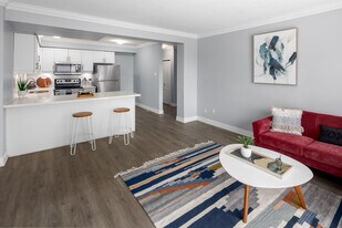 16 Summit Avenue in Hamilton, ON - Building Photo