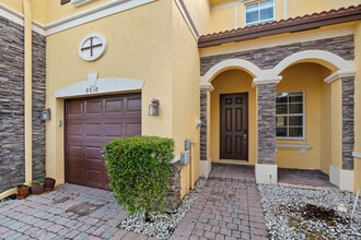 8618 NW 113th Ct in Doral, FL - Foto de edificio - Building Photo