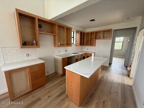 1120 S Washington St in Lafayette, LA - Foto de edificio - Building Photo