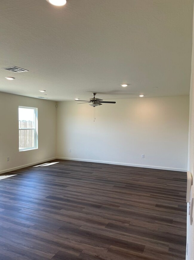407 Greene Wy in Los Banos, CA - Building Photo - Building Photo