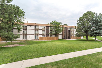 Pine Creek Apartments in Denver, CO - Foto de edificio - Building Photo