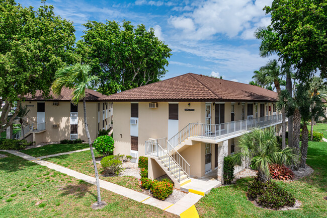 Aquarius Apartments of Marco Island in Marco Island, FL - Foto de edificio - Building Photo