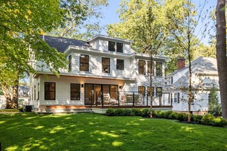 100 Varick Rd in Newton, MA - Foto de edificio - Building Photo