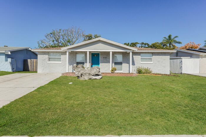 2844 Homewood St in Clearwater, FL - Foto de edificio