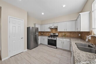 8118 Barnes Ridge Ln in Houston, TX - Foto de edificio - Building Photo